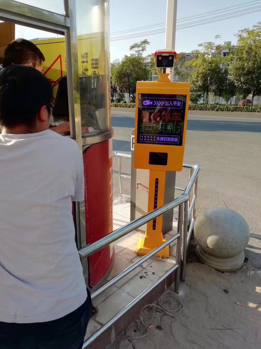 定南天虹升级无人值守车牌识别收费系统
