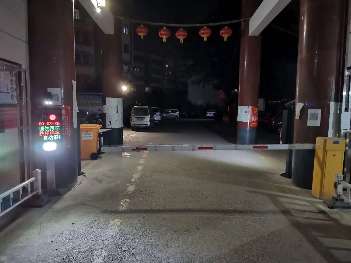 【产品案例】高校区薪领秀二期小区无人值守支付车牌识别系统