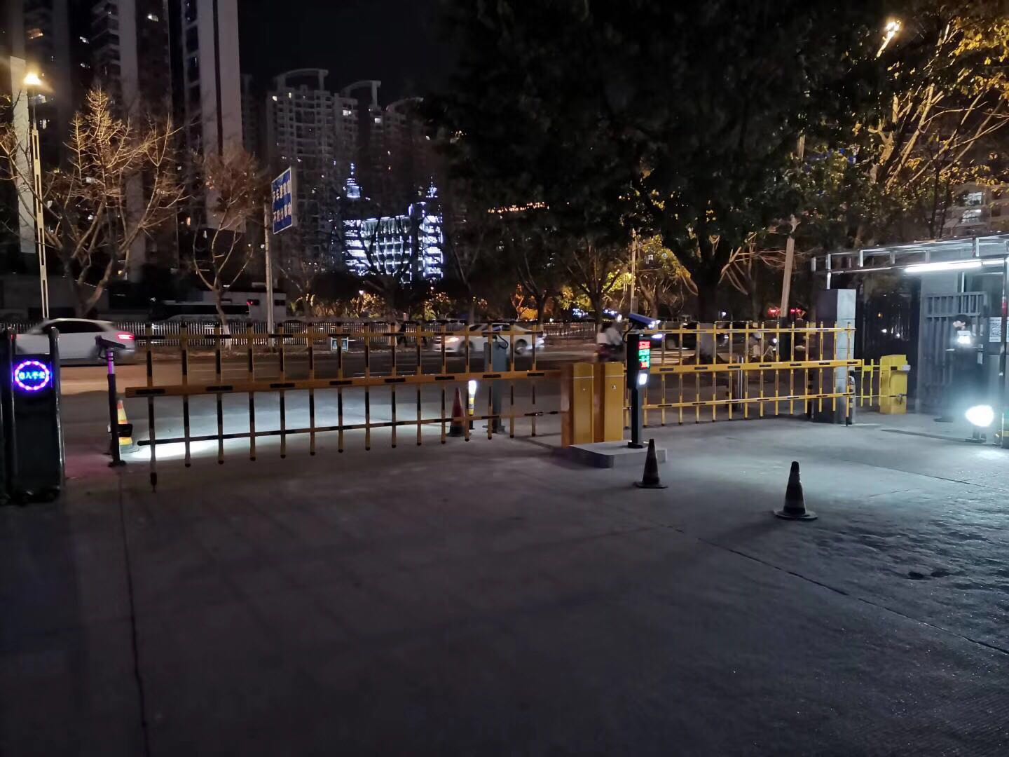 双层栅栏道闸价格