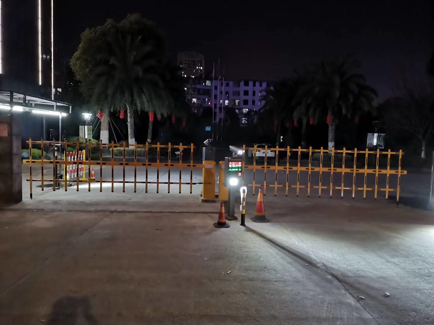 赣州双层栅栏道闸厂家