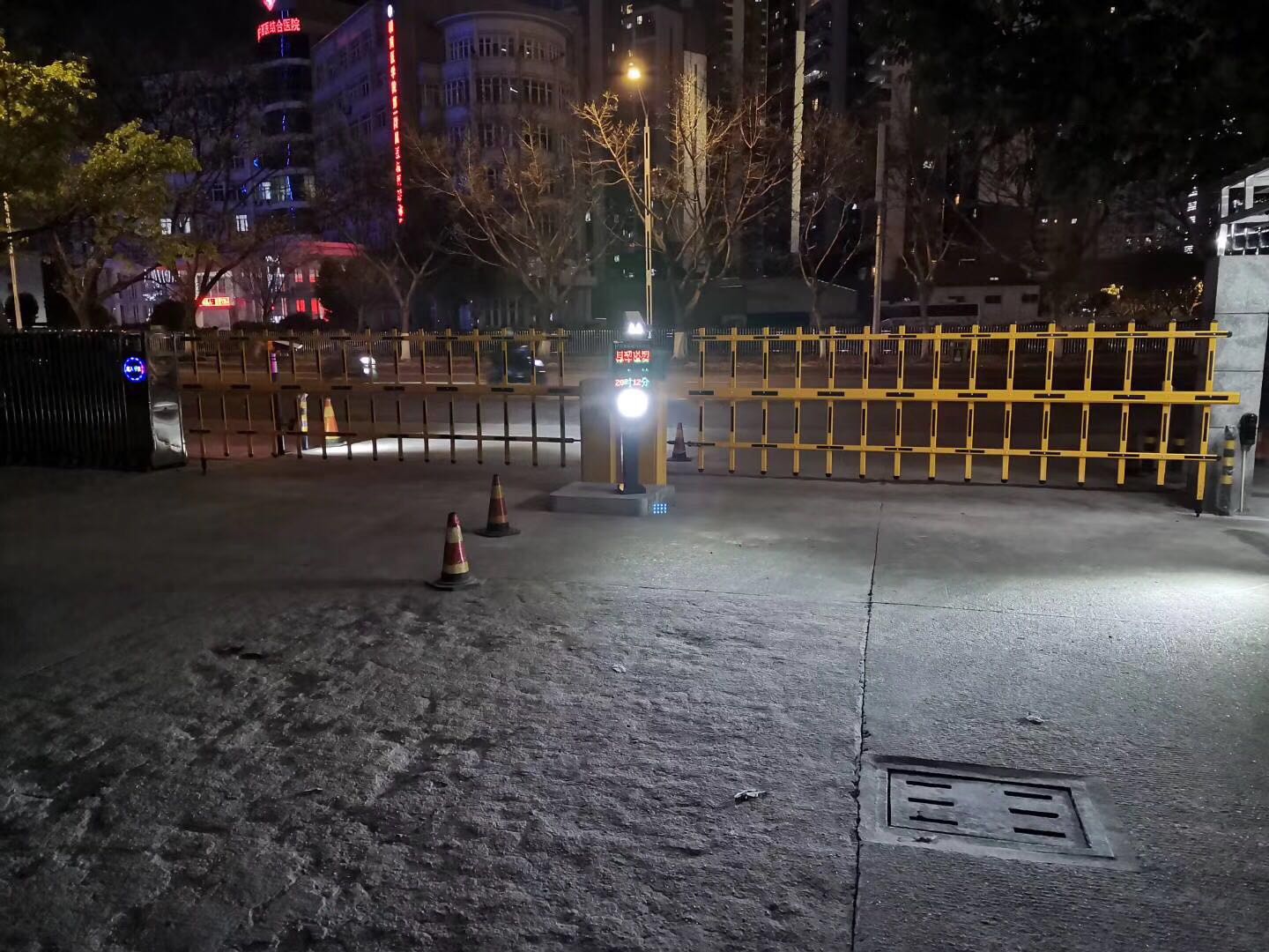 双层栅栏道闸效果