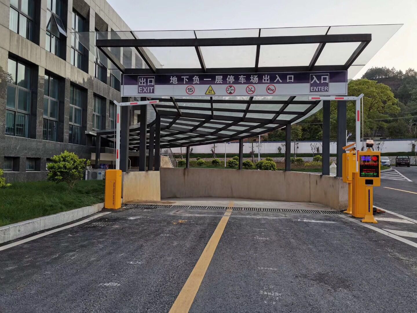 曲臂快速道闸价格