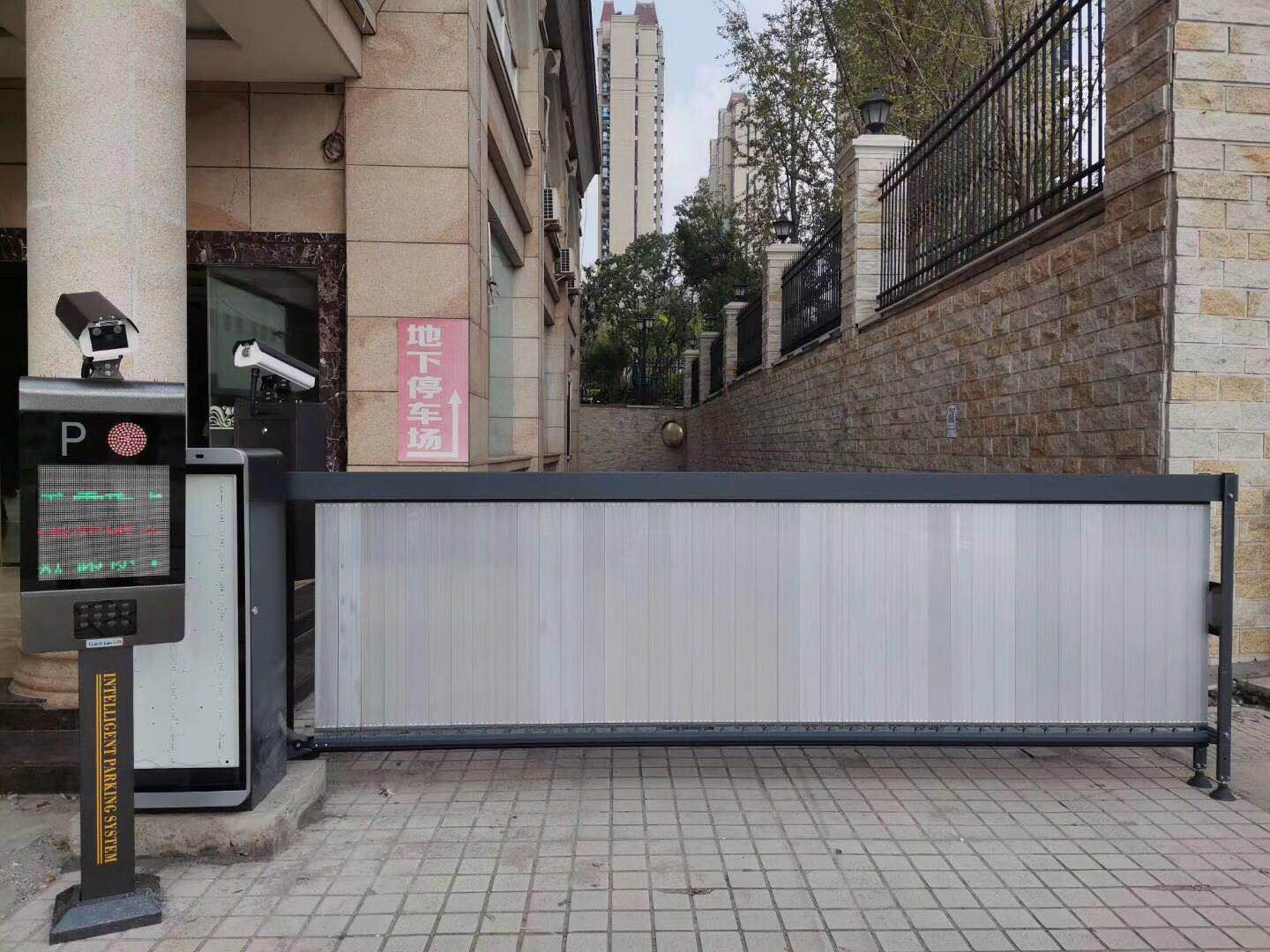 酒店道闸系统价格贵吗？