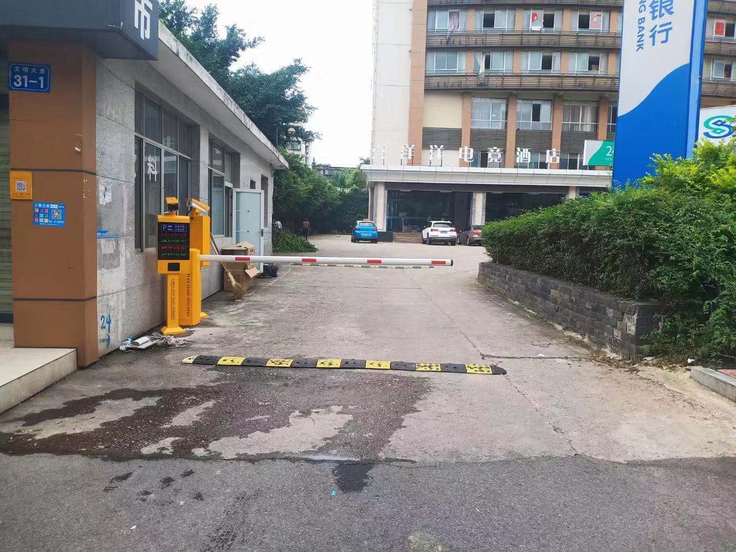出入口无人值守车牌识别收费系统价格