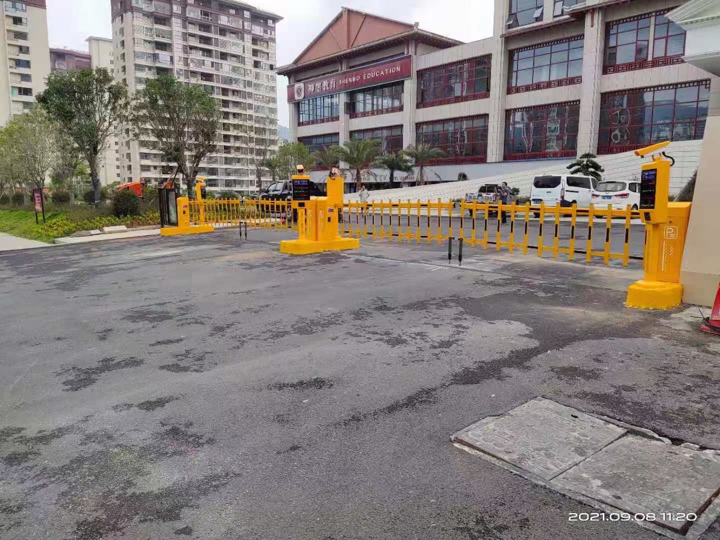 人行刷卡电动广告门系统价格