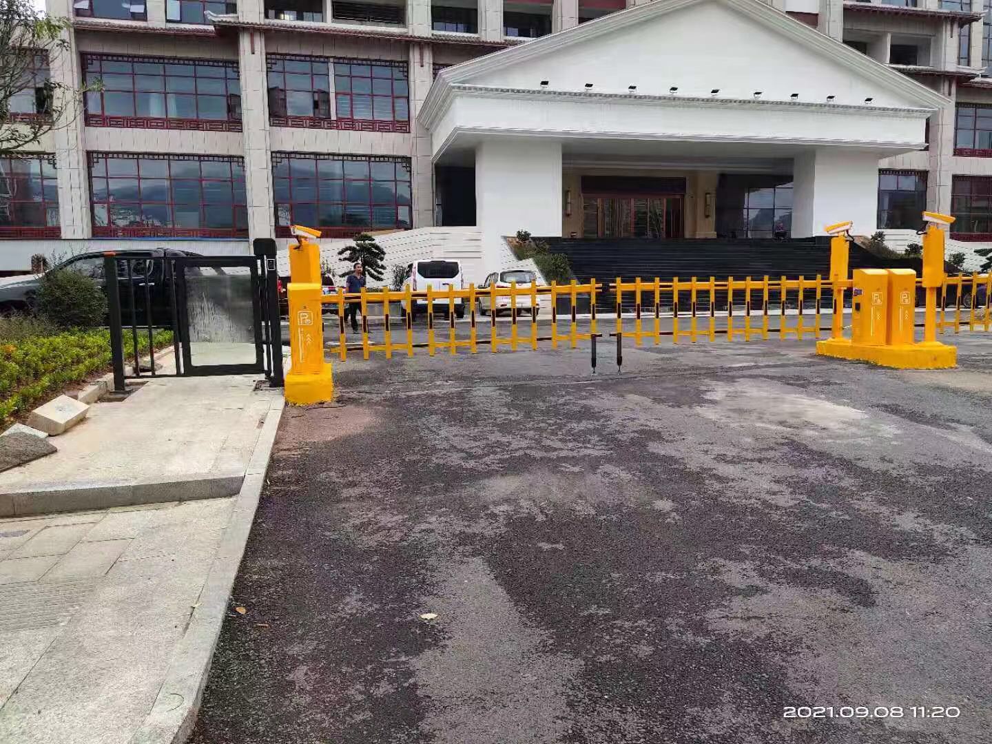 2进2出车牌识别栅栏道闸系统厂家供货