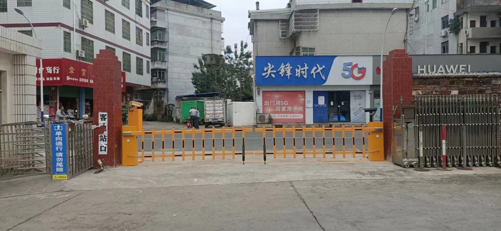 栅栏道闸对开价格